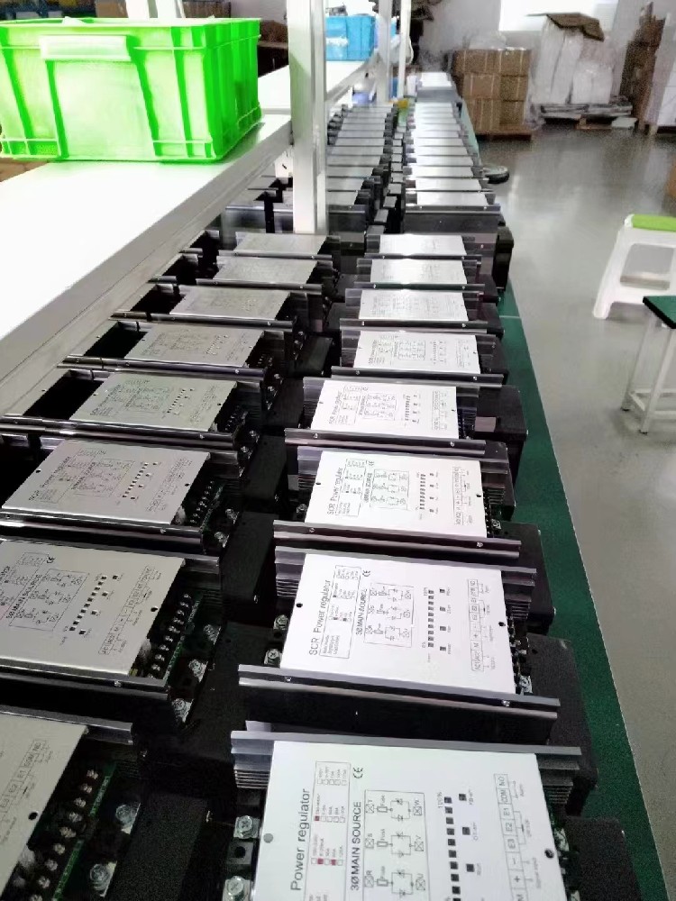 电力调解器的自顺应控制战略是怎样应对情形转变和参数不确定性的？？？？？？？