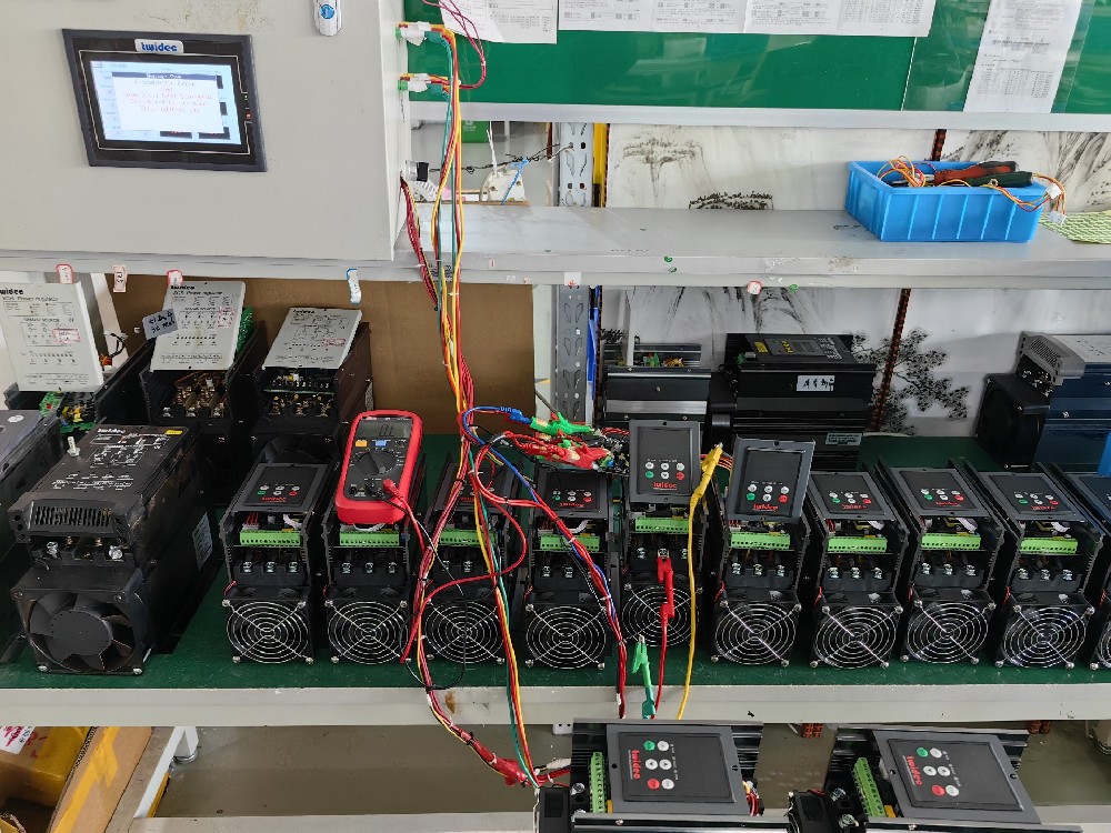 晶闸管在交流电力调解器中是怎样实现电压调理的？？？？？？